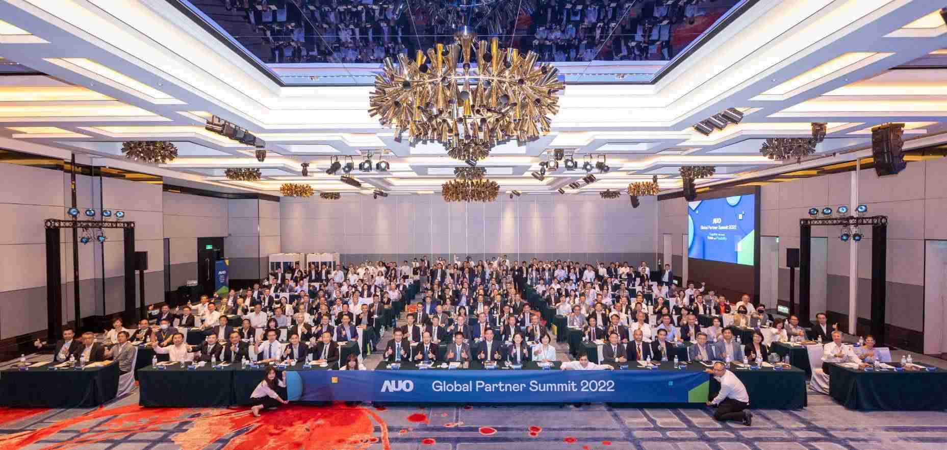 友達推動「安心、、創新、、、用心、、同心、、、、盡心」五星職旅，，，為菲籍員工打造全方位照護，，，，首度贏得「人權實踐與發展領袖獎」殊榮